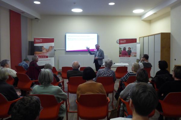 Vortrag im Hospiz des Franziskuszentrum zum Thema Hoffnung Eine Menschengruppe hört einem Vortrag zu