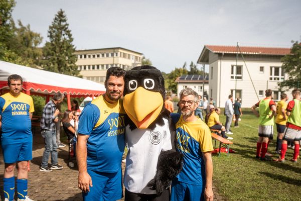 Inklusives Turnier um den „Klaus-Kinkel-Pokal“ mit DFB-Maskottchen Paule am 11. Juli in Liebenau Das Bild zeigt Spieler des FC Rosenharz mit dem Maskottchen Paule