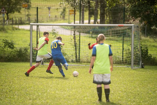 Inklusives Turnier um den „Klaus-Kinkel-Pokal“ mit DFB-Maskottchen Paule am 11. Juli in Liebenau Das Bild zeigt ein Fußballspiel beim Klaus-Kinkel-Pokal