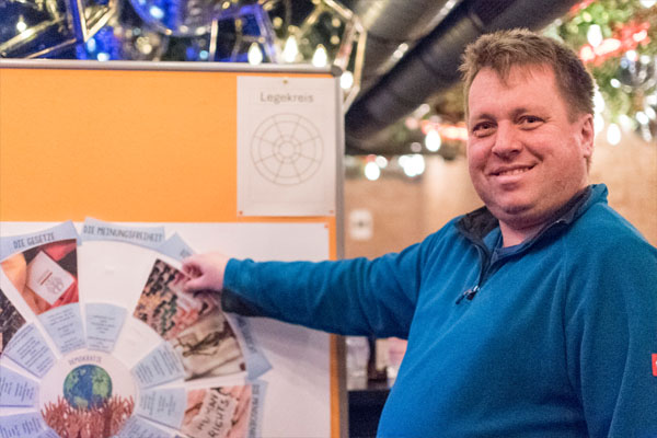 Wahlveranstaltung Ein Mann dreht an einem Rad.