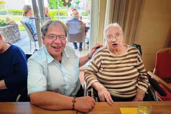 Sommerfest mit Show-Programm im Haus St. Pirmin Das Bild zeigt eine Frau und einen Mann am Tisch beim Sommerfest im Haus St. Pirmin