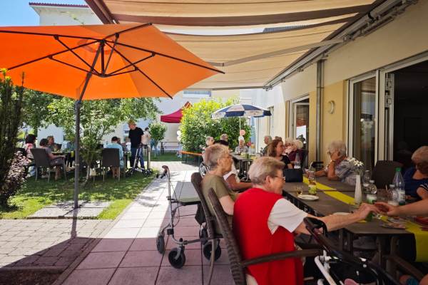 Sommerfest mit Show-Programm im Haus St. Pirmin Das Bild zeigt mehrere Personen auf der Terrasse beim Sommerfest im Haus St. Pirmin