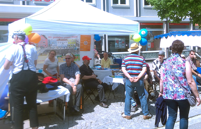 Das Bild zeigt die Besucher des Standes beim Huttag in Lindenberg