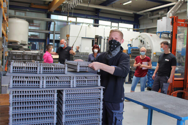 Alex Mehler ist als Helfer in der Produktion tätig. Er verrichtet Steck-Arbeiten Alex Mehler ist als Helfer in der Produktion tätig. Er verrichtet Steck-Arbeiten