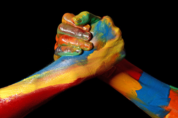 ethik-veranstaltungsreihe: digitale stunden das bild zeigt zwei in farbe getauchte hände, die sich halten