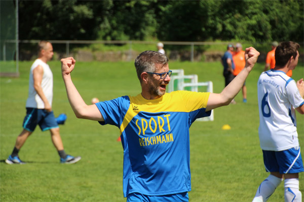 Klaus-Kinkel-Pokal Ein Mann in einem Fußballtrikot jubelt.