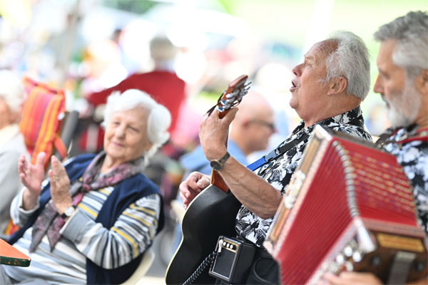 Das Foto zeigt eine Gruppe die musiziert.