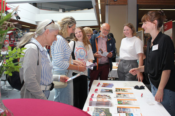 Mehrere Personen unterhalten sich an einem Tisch.