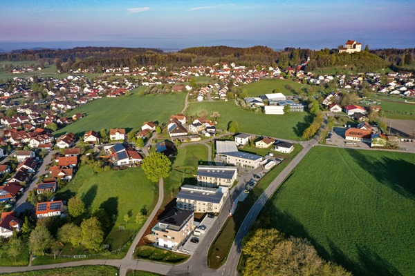 Campus Waldburg: Am Fuße der altherwürdigen Waldburg befinden sich die drei Gebäude der Stiftung Liebenau. Energetisch entsprechen die Gebäude Effizienzhäusern mit dem Energiestandard 40 und liegen damit deutlich über den derzeitigen gesetzlichen Anforderungen des Gebäudeenergiegesetzes (GEG)