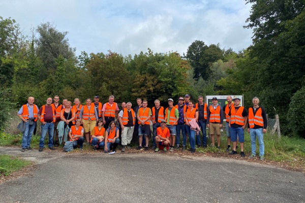 Das Bild zeigt die 23 Garten- und Landschaftsgärtnerinnen und -gärtner der Stiftung Liebenau