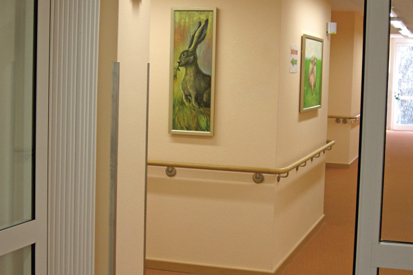 Gemälde Ein Flur mit einem Gemälde.