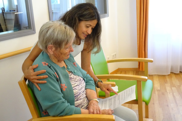 Musik Eine Frau erklärt einer anderen Frau etwas.