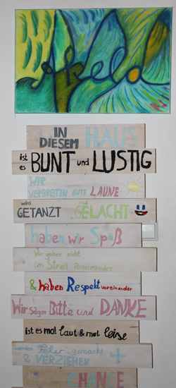 Das Foto zeigt eine gebastelte Tafel mit einem Spruch.