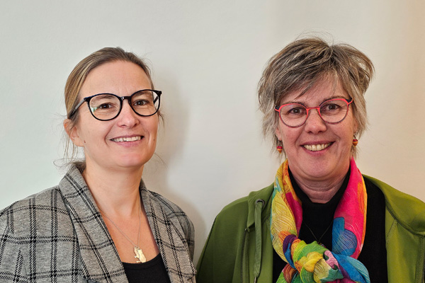 Das Foto zeigt die zwei Frauen.