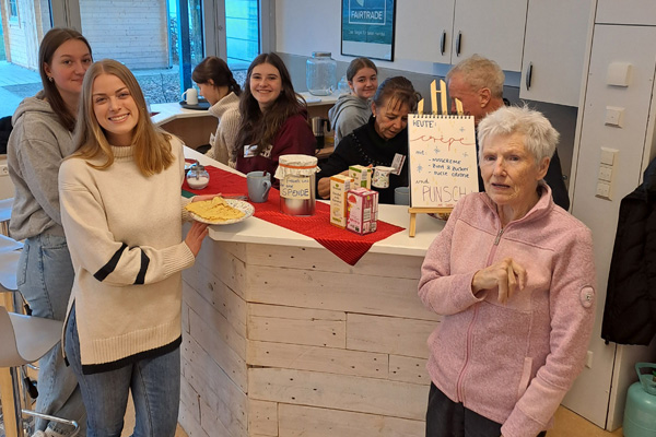 Das Foto zeigt das Repair-Café mit Bewirtung.