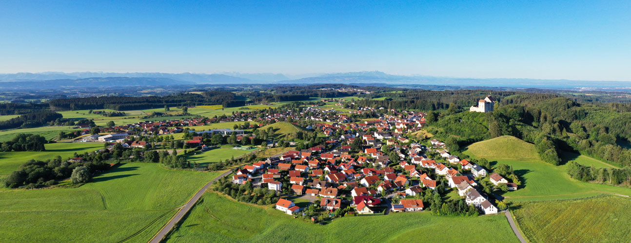Lebendiges Miteinander in Waldburg Das Foto zeigt eine Luftaufnahme von Waldburg.