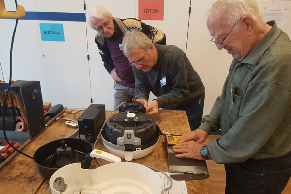 Das Foto zeigt drei Herren im Repair-Café.