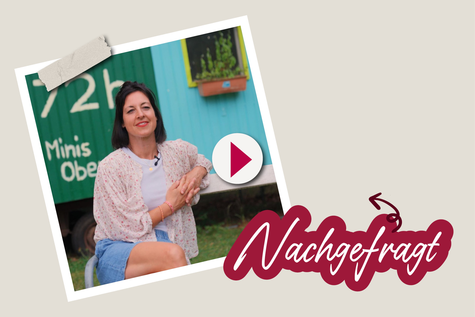 das bild zeigt eine junge frau auf einer bank zum thema nachgefragt: ferienbetreuung. im hintergrund sieht man einen spiel-bauwagen.