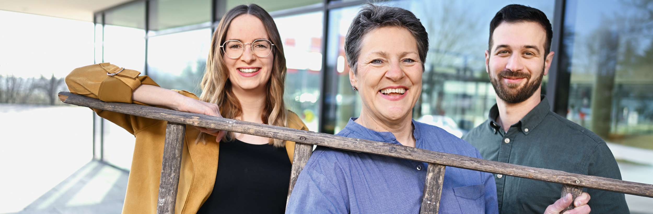 Das Bild zeigt drei Mitarbeitende der Stiftung Liebenau mit einer Leiter