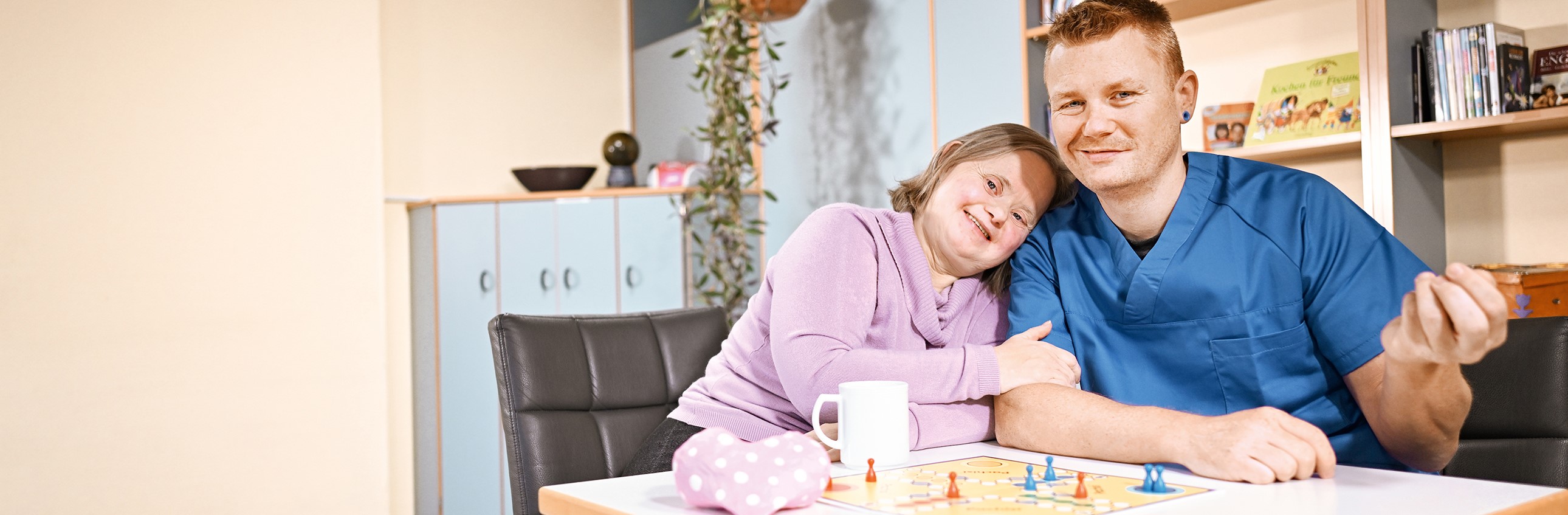 Das Bild zeigt einen jungen Mann mit einer Klientin