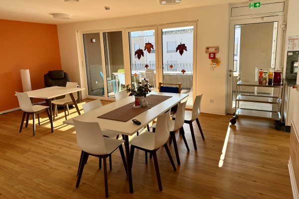 Job-Speeddating im GIW Rottenburg Das Bild zeigt ein Esszimmer im GIW Rottenburg