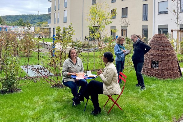 Job-Speeddating im GIW Rottenburg Das Bild zeigt Mitarbeitende im Garten vor dem GIW Rottenburg