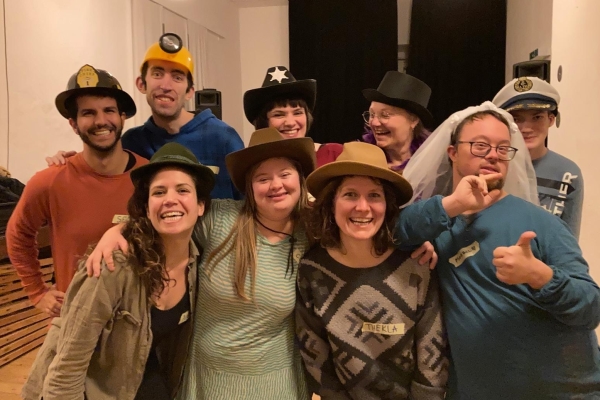 Beim Down-Syndrom-Tag können Besucherinnen und Besucher eine Probe der inklusiven Theatergruppe Lindau live verfolgen.