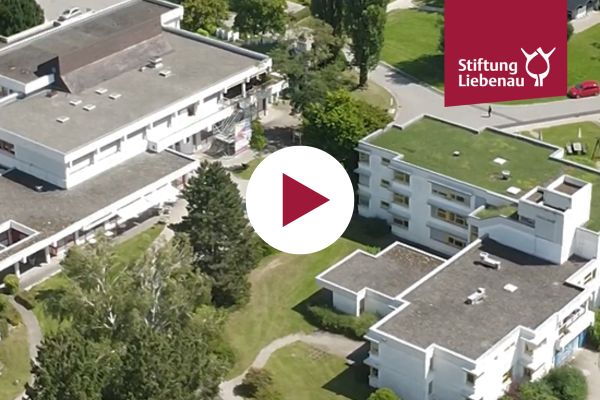 Eine Luftaufnahme von Hegenberg mit einem Video-Playbutton.