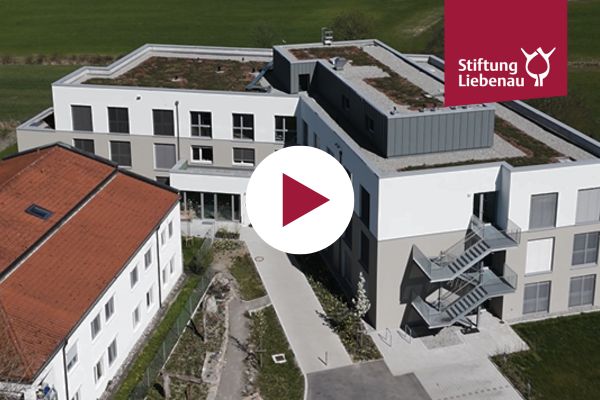Eine Luftaufnahme von Liebenau mit einem Video-Playbutton.