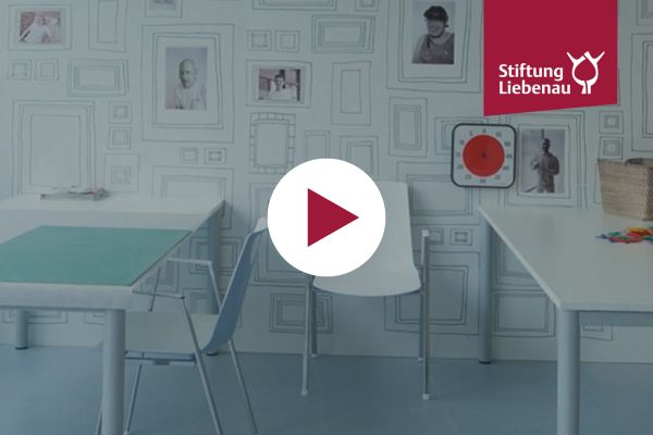 Ein Bild von den Innenräumen des KuBiQu mit einem Video-Playbutton.